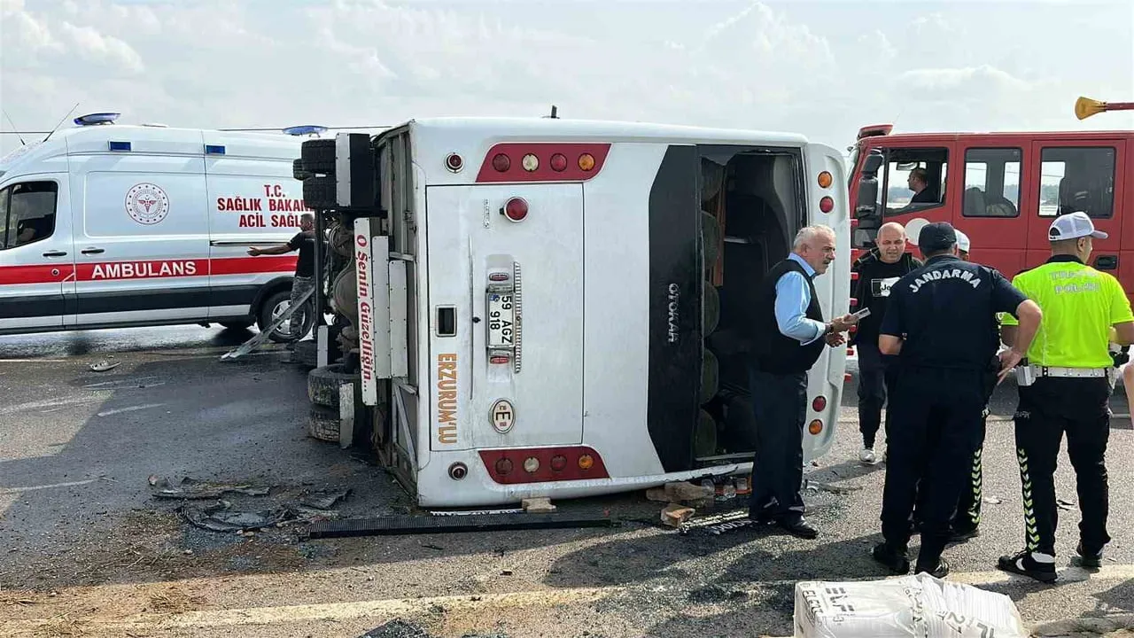 Midibüs devrildi: Antalya'ya 25 km kala 17 kişi yaralandı