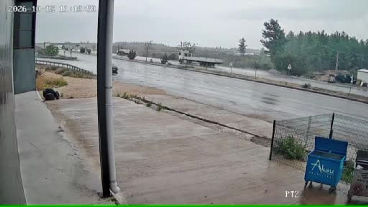 Midibüs refüje çarpıp karşı şeride yattı: 17 kişi yaralandı