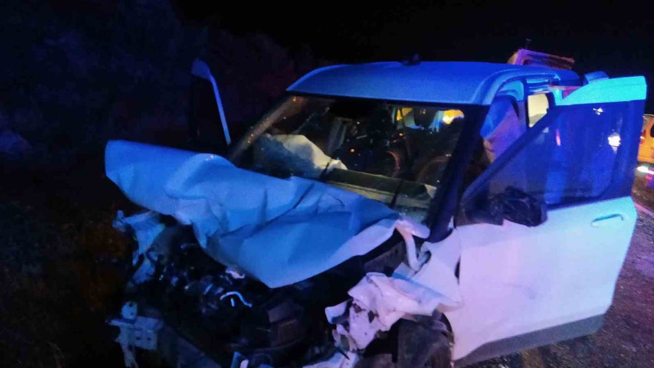 Midyat'ta otomobil ile ticari araç çarpıştı: 1 kişi hayatını kaybetti, 3 yaralı