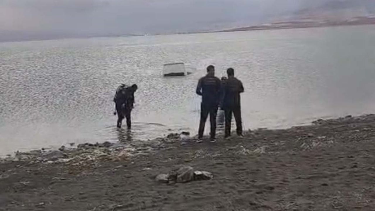 Minibüs Erçek Gölü kıyısından göle uçtu, sürücü sudan kendi gücüyle çıktı