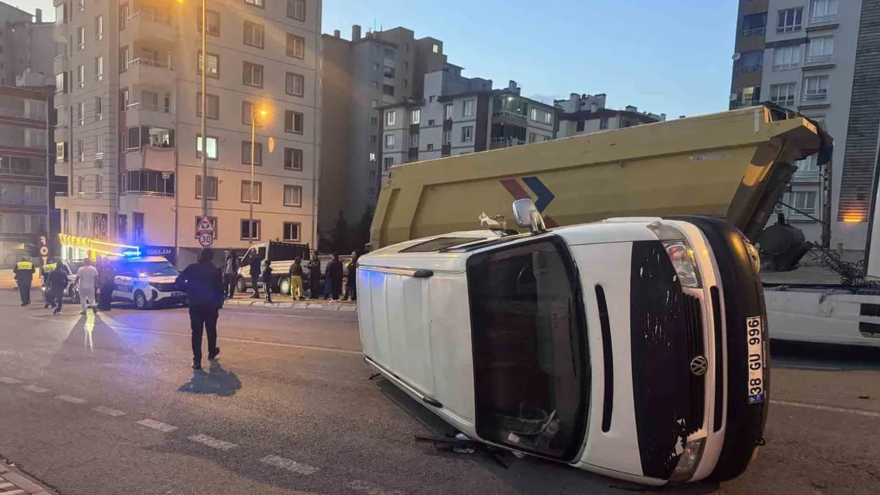 Minibüs park halindeki araca çarpıp yan yattı