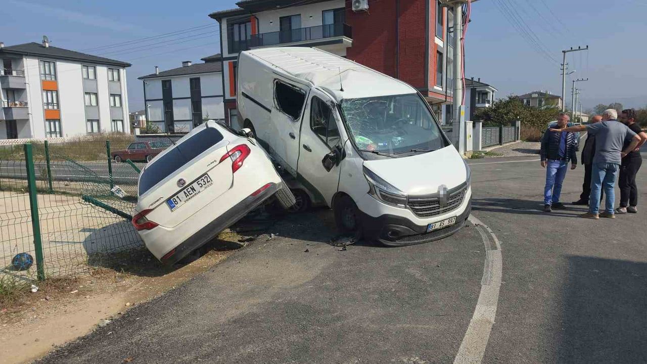 Minibüs park halindeki aracın üzerine çıktı: 3 kişi hafif yaralandı