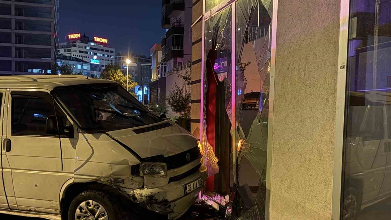 Minibüsün kontrolden çıkarak dükkan camına girdiği kaza Kayseri'de: iki kişi yaralandı