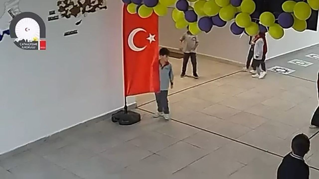 Minik adım, büyük saygı: oyun ortasında bayrağı öpen öğrenci