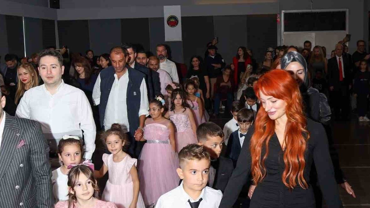 Minik adımlarla Cumhuriyet coşkusu sahnede buluştu
