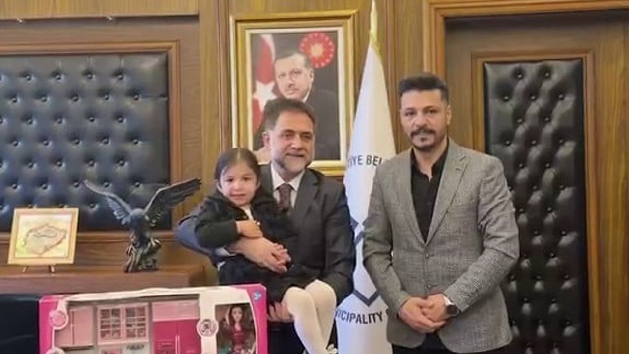 Minik Asel'in balkondan salladığı el başkanın misafirliğine vesile oldu
