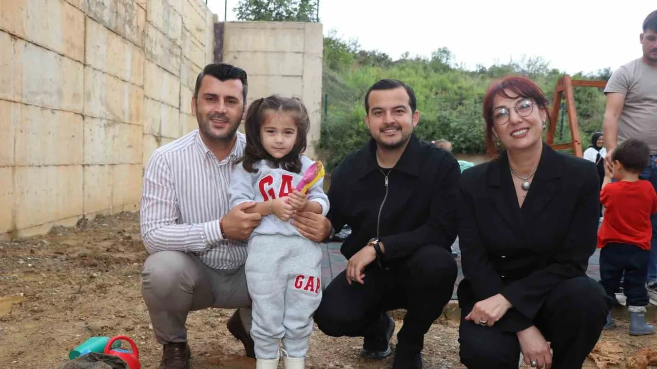 Minik eller geleceğe zeytin ekti