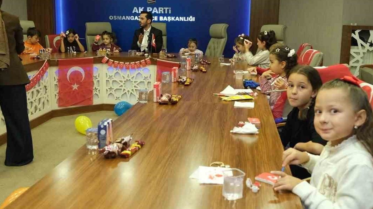 Minik ellerden şehit ailelerine vefa: Osmangazi'de bayrak boyama etkinliği