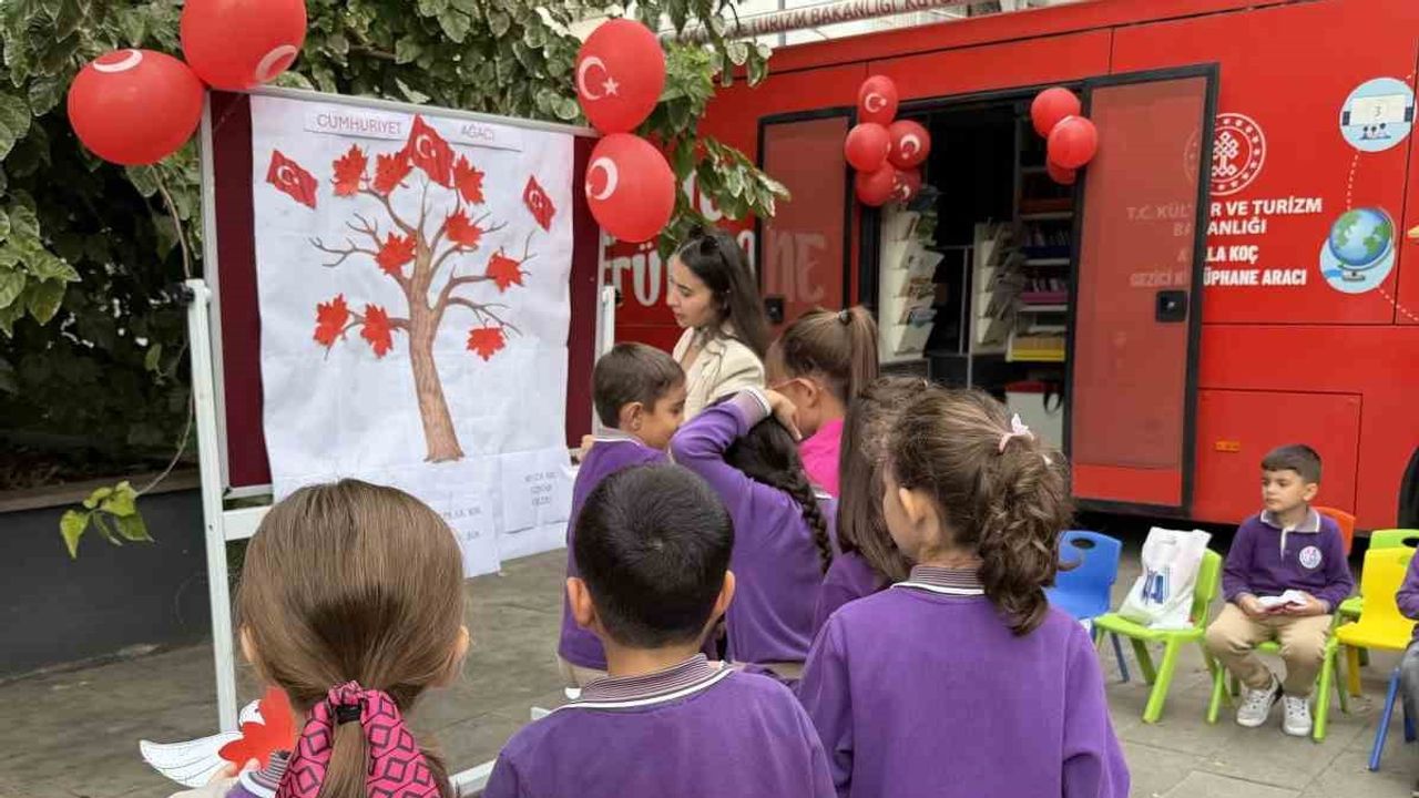 Minik öğrenciler Aydın kütüphanesinde cumhuriyet coşkusunu yaşadı