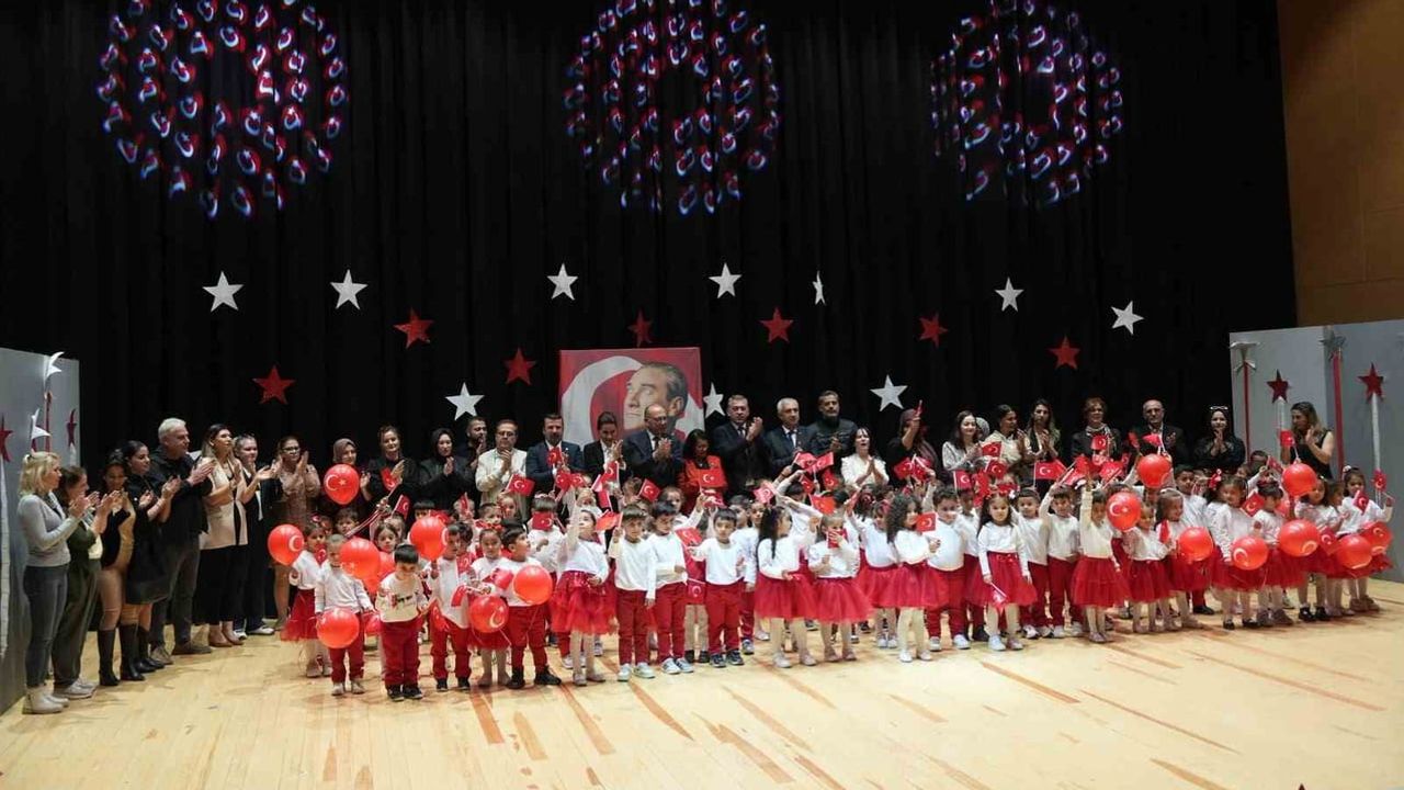 Minik sanatçılar cumhuriyet coşkusunu sahneye taşıdı