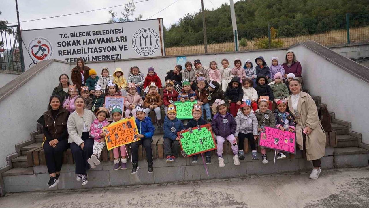 Minik ziyaretçiler sokak dostlarına sevgi ve mama götürdü