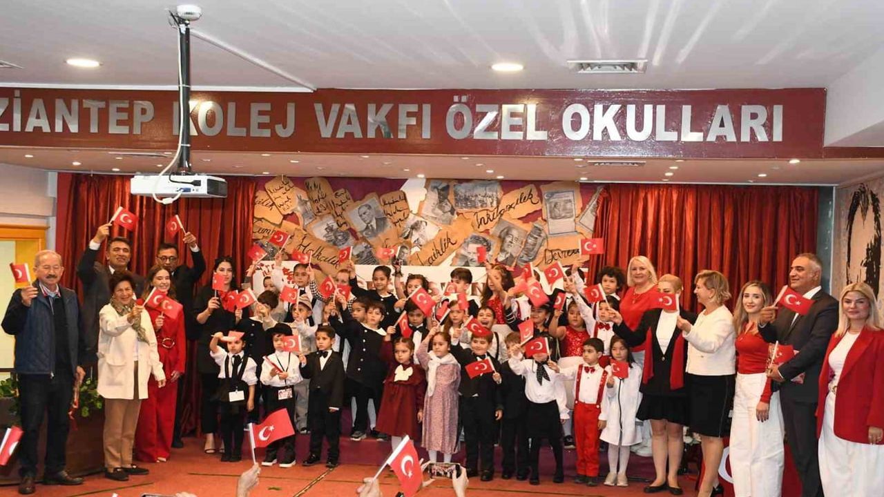 Miniklerden Cumhuriyet coşkusu: geçmişten geleceğe mektuplar sahnede