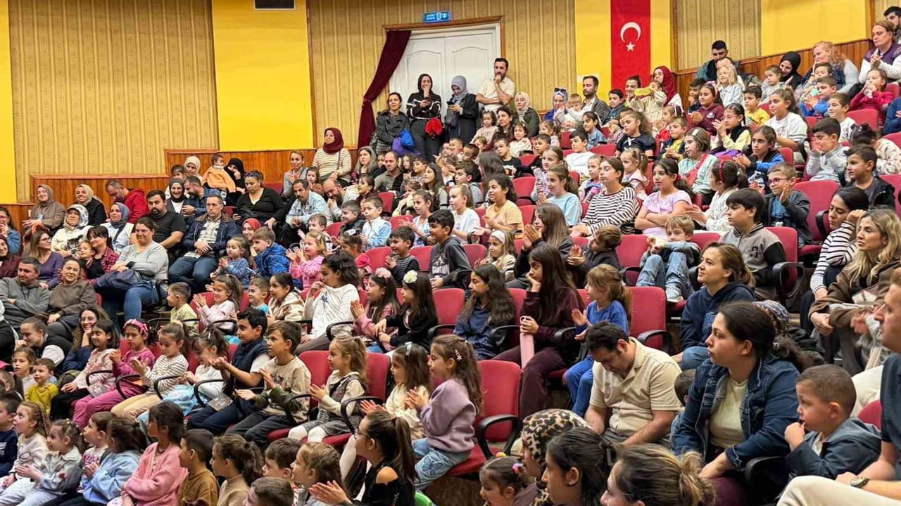 Miniklere ücretsiz tiyatro: Evden Uzakta Yıldırım'da sahnelendi