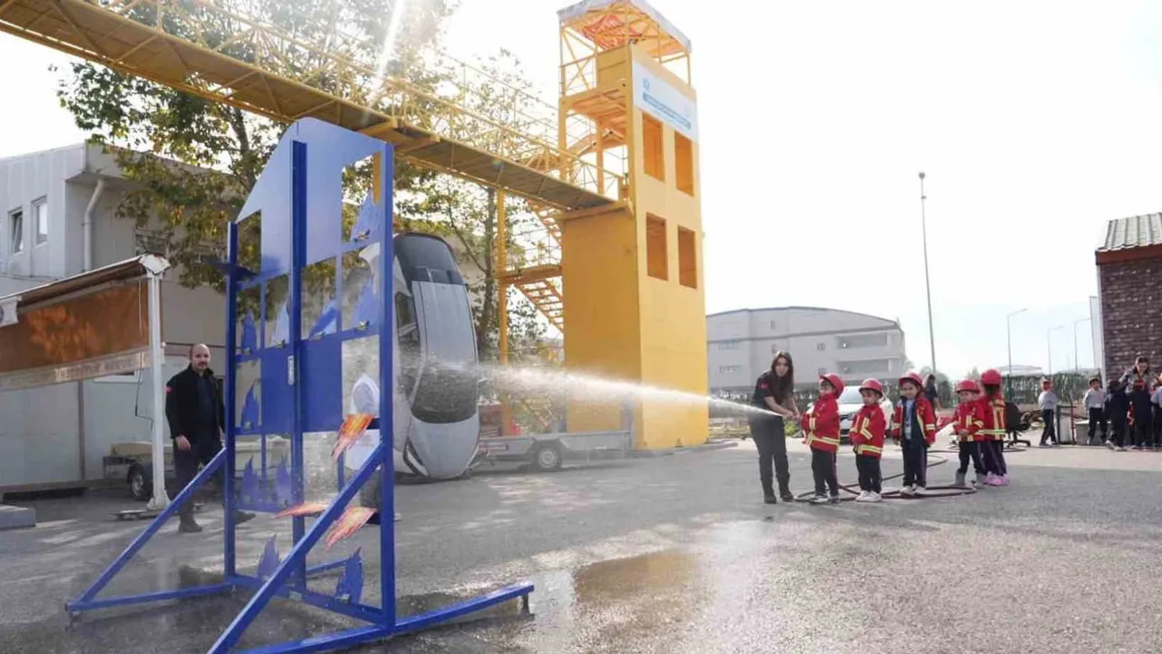 Miniklere yangın güvenliği öğretiliyor, itfaiyecilik tanıtılıyor