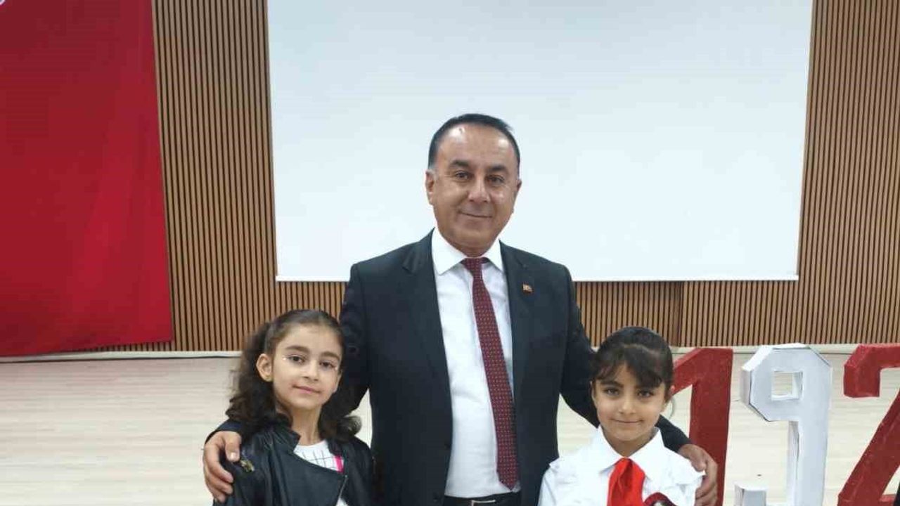 Miniklerin coşkusu Eleşkirt’te cumhuriyeti renklendirdi