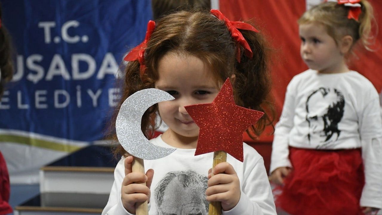 Miniklerin Cumhuriyet coşkusu Kuşadası'nda renkli gösterilerle yankılandı