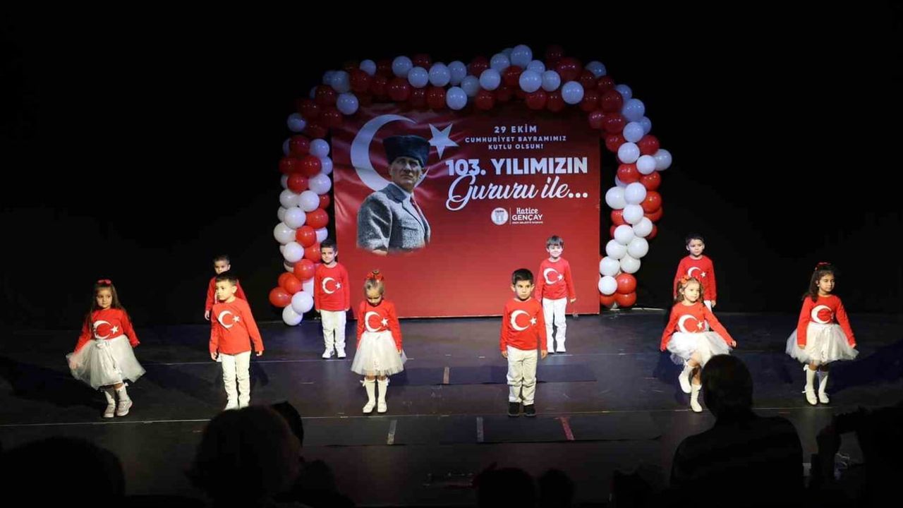 Miniklerin neşesiyle Didim'de cumhuriyet coşkusu