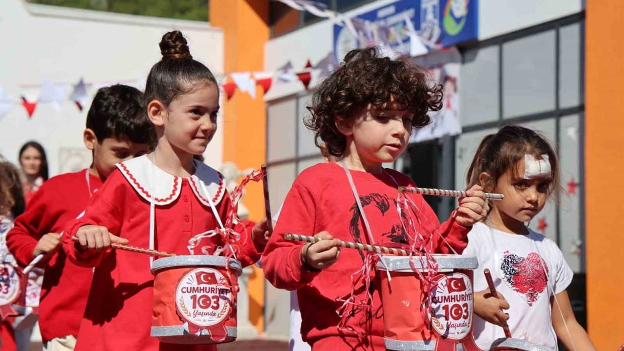 Miniklerin renkleriyle cumhuriyet Muğla'da hayat buldu