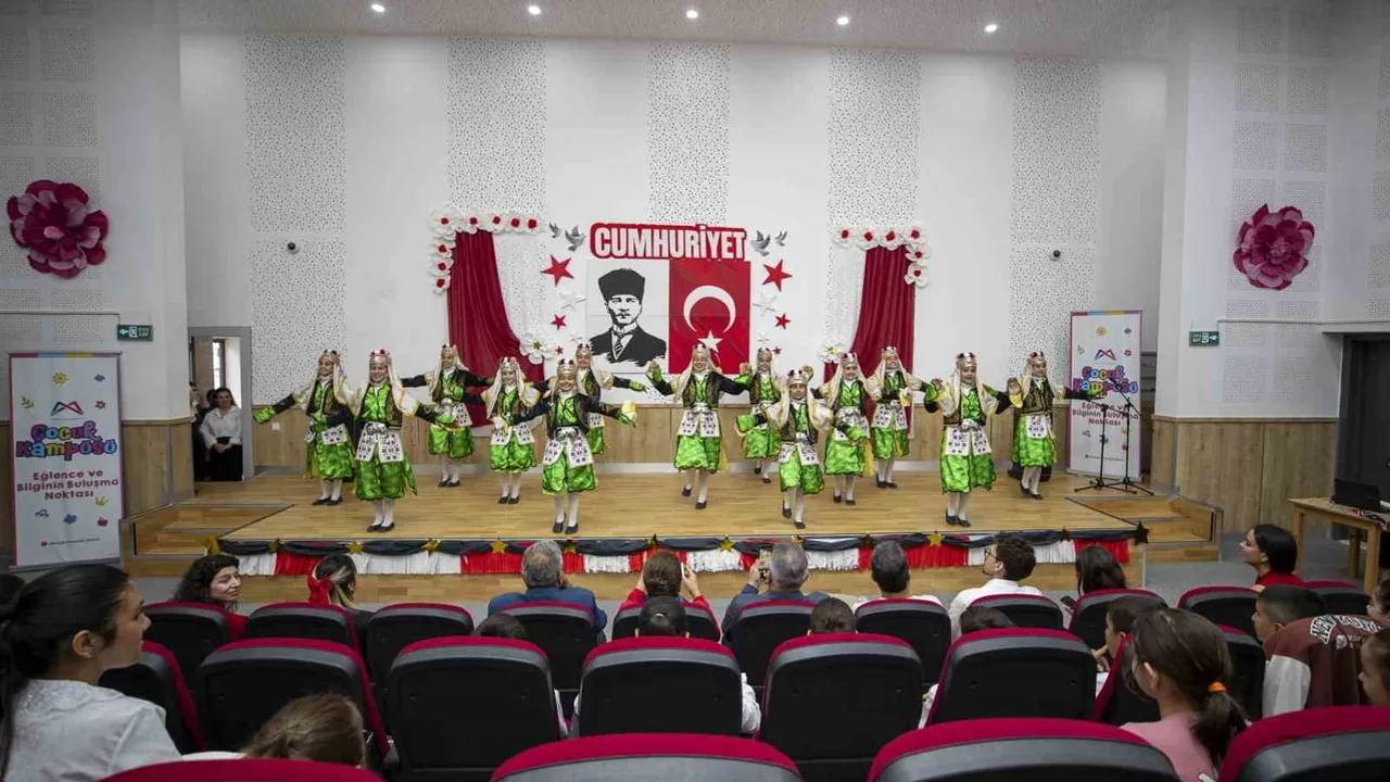 Miniklerin sahnesinde cumhuriyet coşkusu: Mersin'de 103. yıl kutlaması
