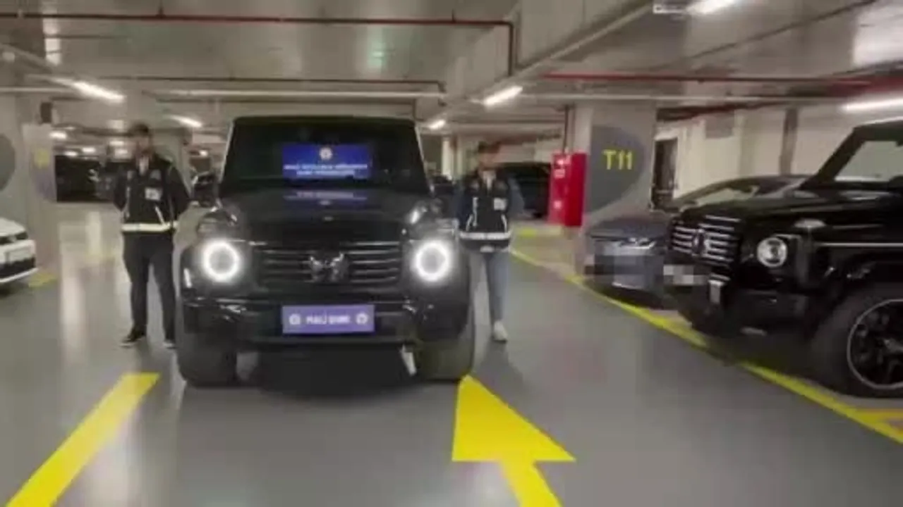 MİT destekli operasyonda kırmızı bültenle aranan şüphelinin eşine ait dokuz araç otoparka çekildi