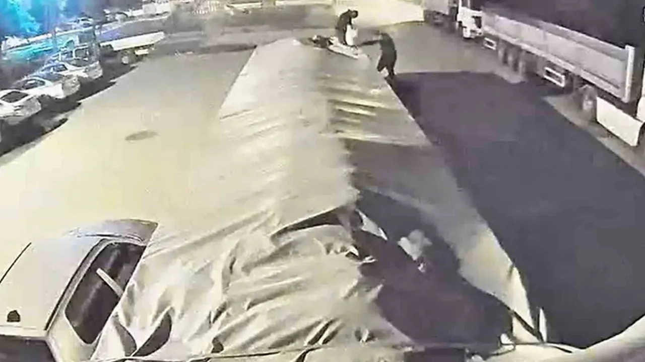 Mopedlerle bir tonluk şeker soygunu güvenlik kamerasında