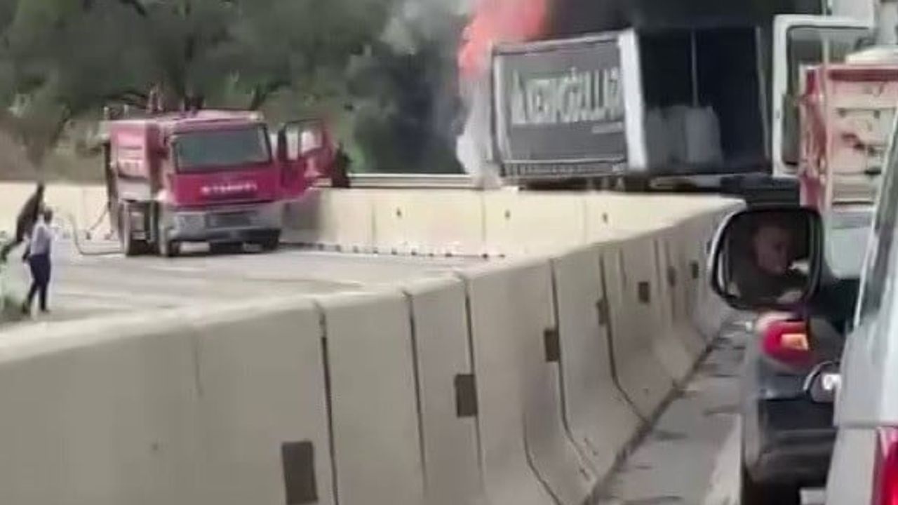 Motor bölümündeki alevler tırı devre dışı bıraktı, dorse zarar görmedi