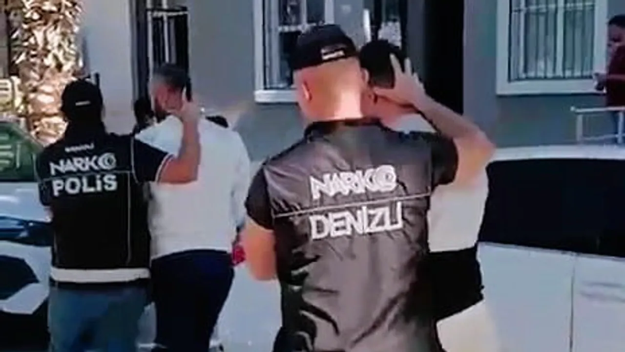 Motor bölümüne gizlenen 971 haple yakalanan üç şüpheli tutuklandı