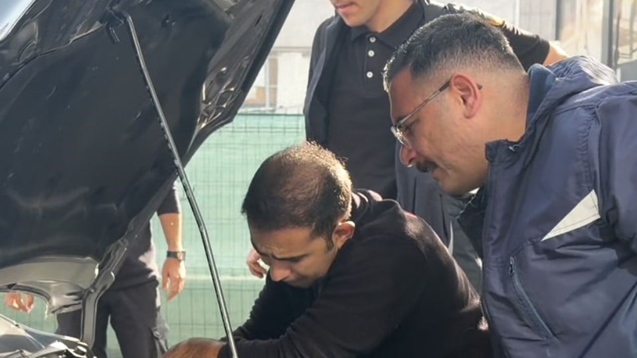 motor bölümüne sıkışan kedi itfaiyenin oksijen müdahalesiyle çıkarıldı