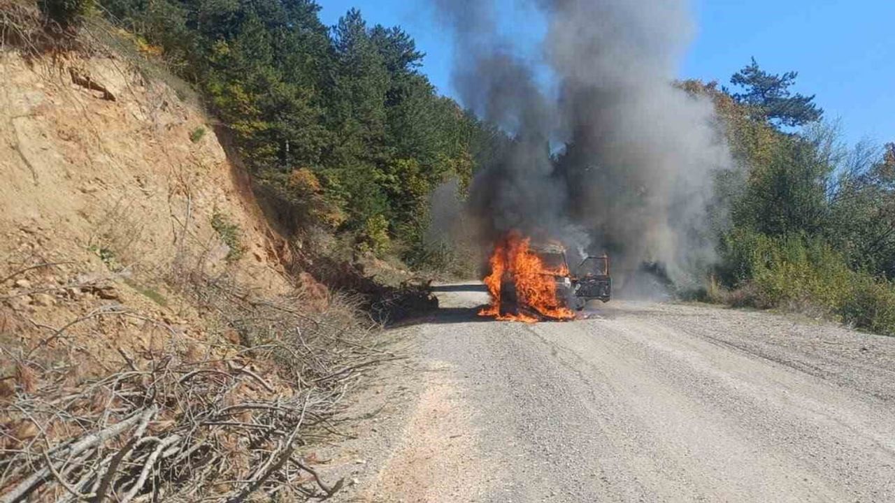 Motorundan alev çıkan araç Aksutekke mevkisinde söndürüldü