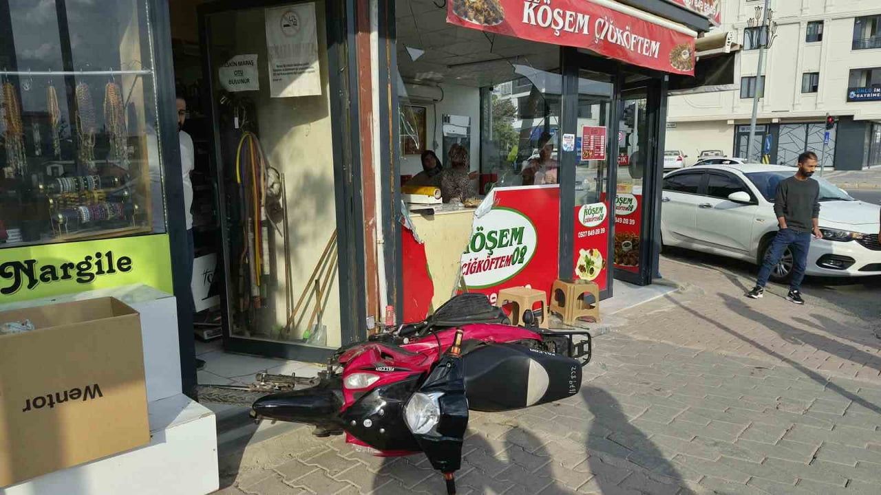 Motosikletin hakimiyeti kayboldu: çocuğa çarpıp çiğköfte işletmesine daldı, 1 yaralı
