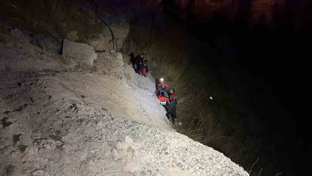 Motosikletiyle yolunu kaybeden 69 yaşındaki sürücü Avanos'ta kayalıklardan kurtarıldı