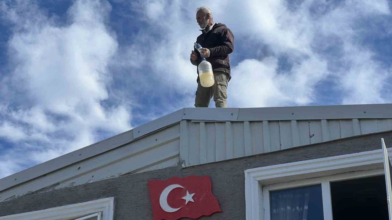 Mudanya Ayazma'da yıkım gerilimi: 69 yaşındaki ev sahibi çatıda bekledi