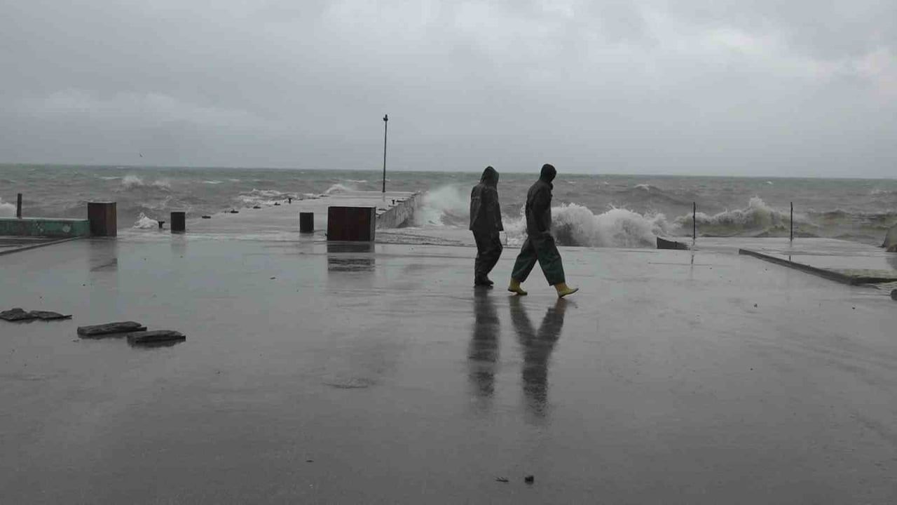 Mudanya'da dalgaların yerinden oynattığı sahil kısa süreliğine denize döndü
