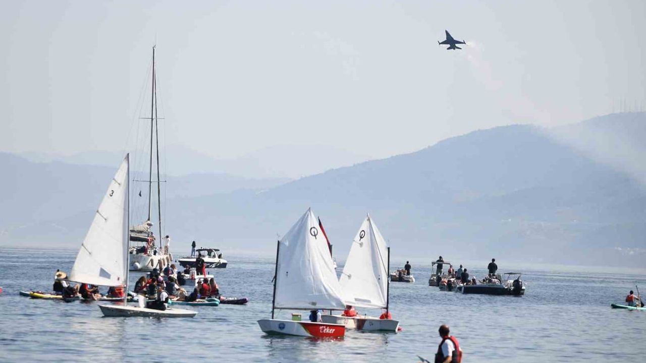 Mudanya'da fotoğrafçılar SOLOTÜRK gösterisinde en iyi kare için yarıştı
