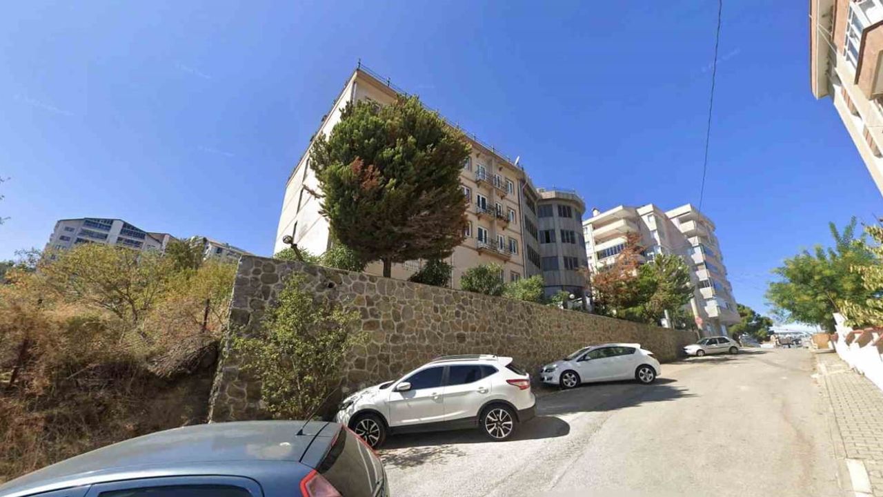 Mudanya'da kuvvetli yağış ağacı devirdi, park halindeki araç zarar gördü