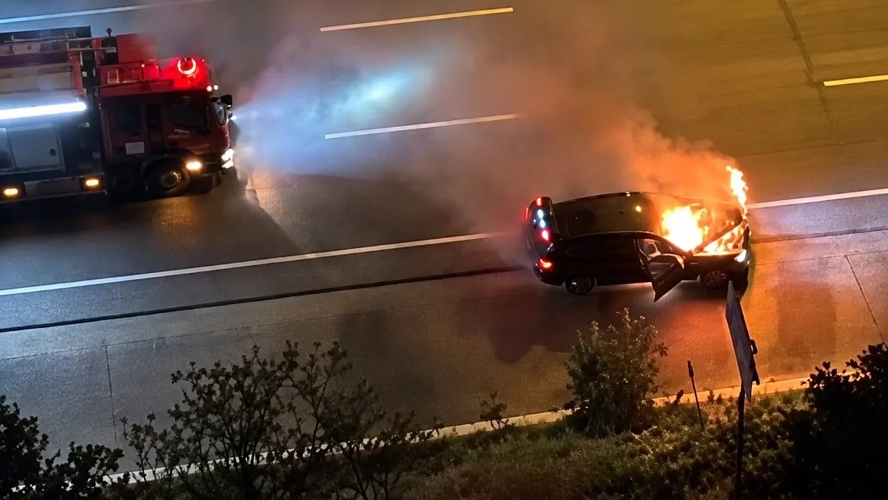 Mudanya'da lüks otomobil motor alevlerinden kurtuldu
