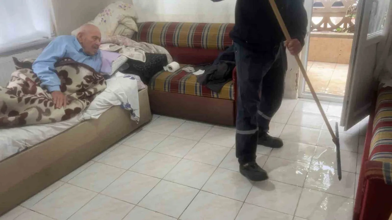 Mudanya'da yağmur suları giriş katlarını vurdu: 90 yaşindeki komşu kurtarıldı