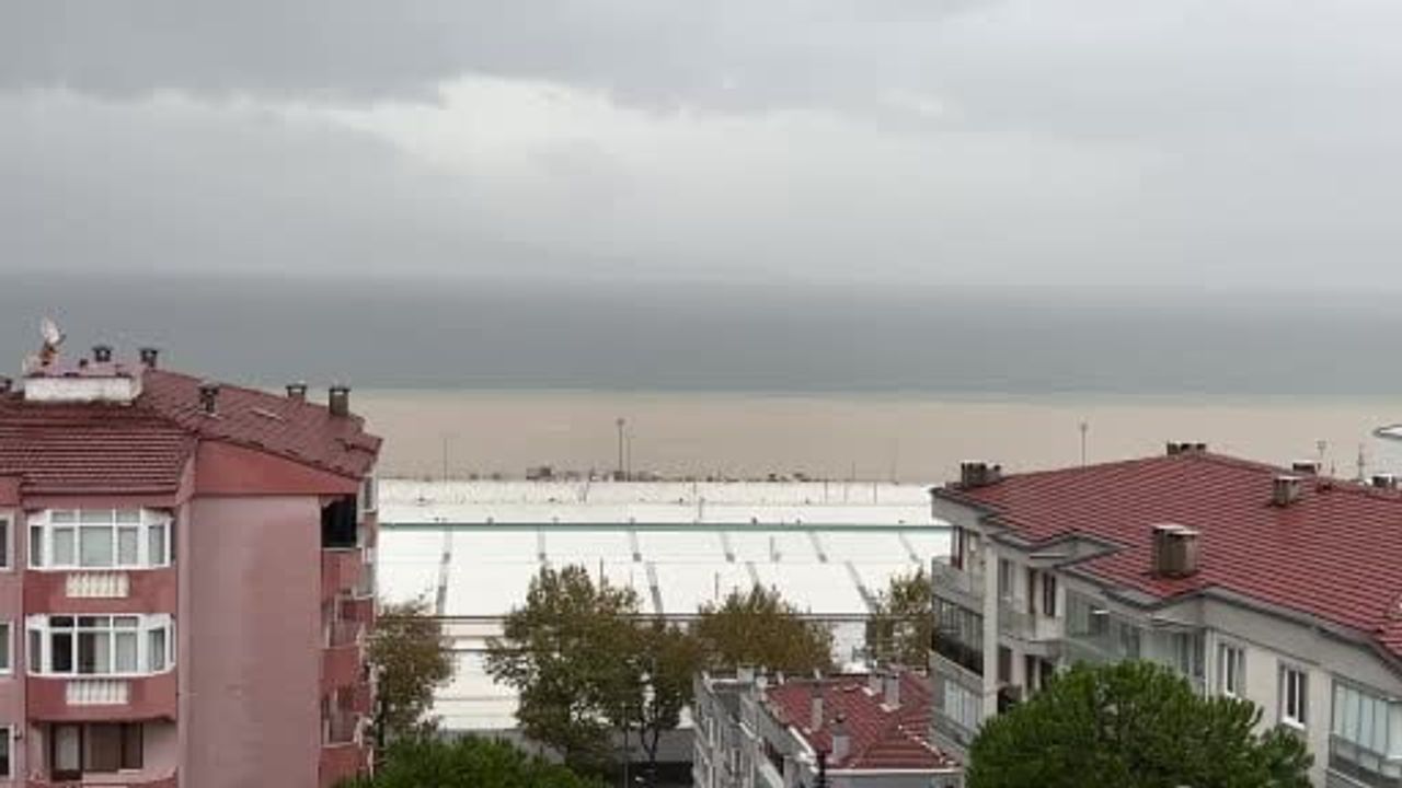 Mudanya kıyılarında sel sonrası deniz kahverengiye döndü