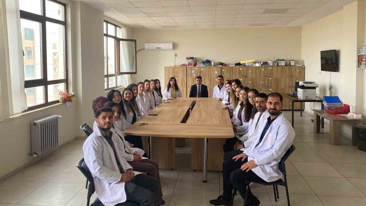 Müdür sınıflarda öğrencilerin taleplerini dinledi, öğretmenlerle projeleri değerlendirdi