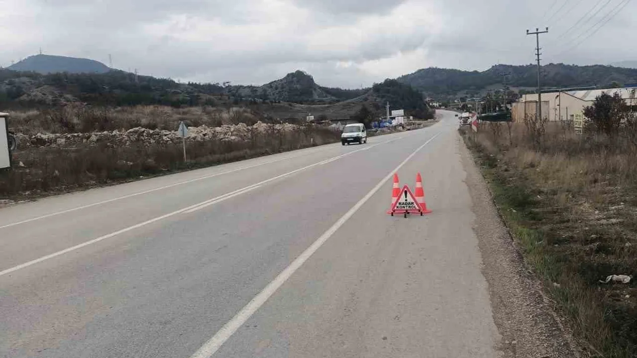 Mudurnu'da yenilenen giriş yolunda radarlı hız denetimi devreye girdi