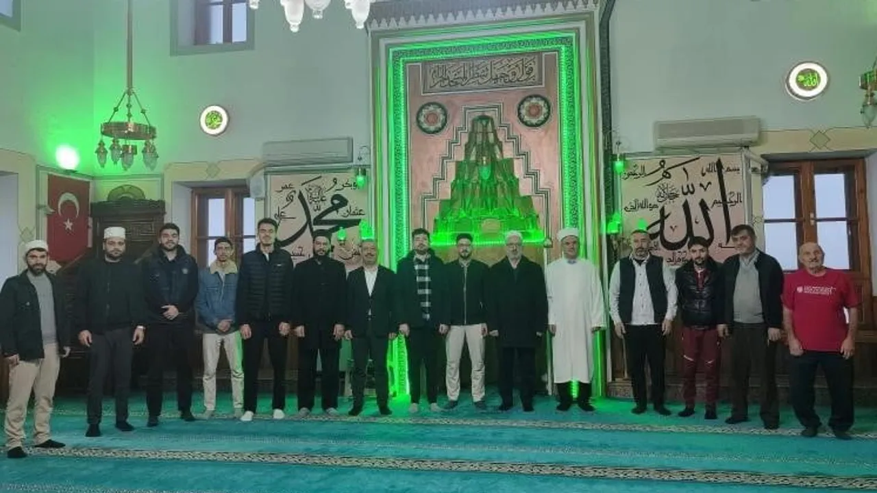 Müftü Dikmen gençlerle sabah namazında buluştu