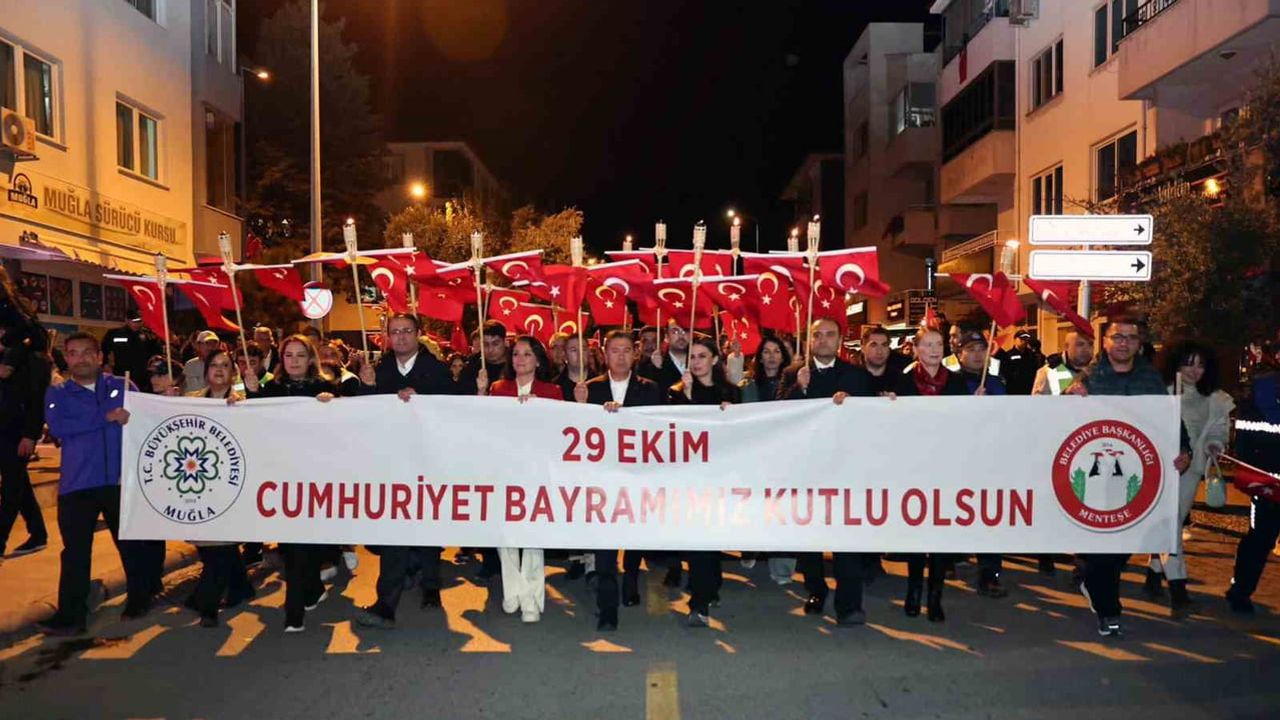 Muğla cumhuriyetin 103. yılını müzik ve fener alayıyla kutladı