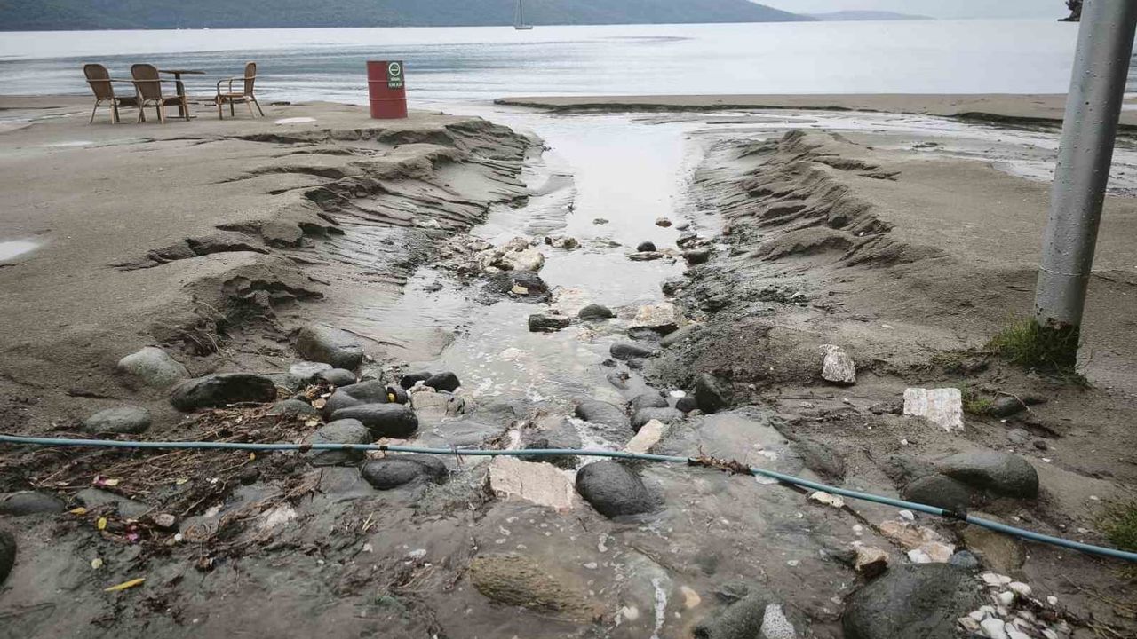 Muğla'da sakin kent unvanlı Akkaya sahili yağışta 250 metre kum kaybetti