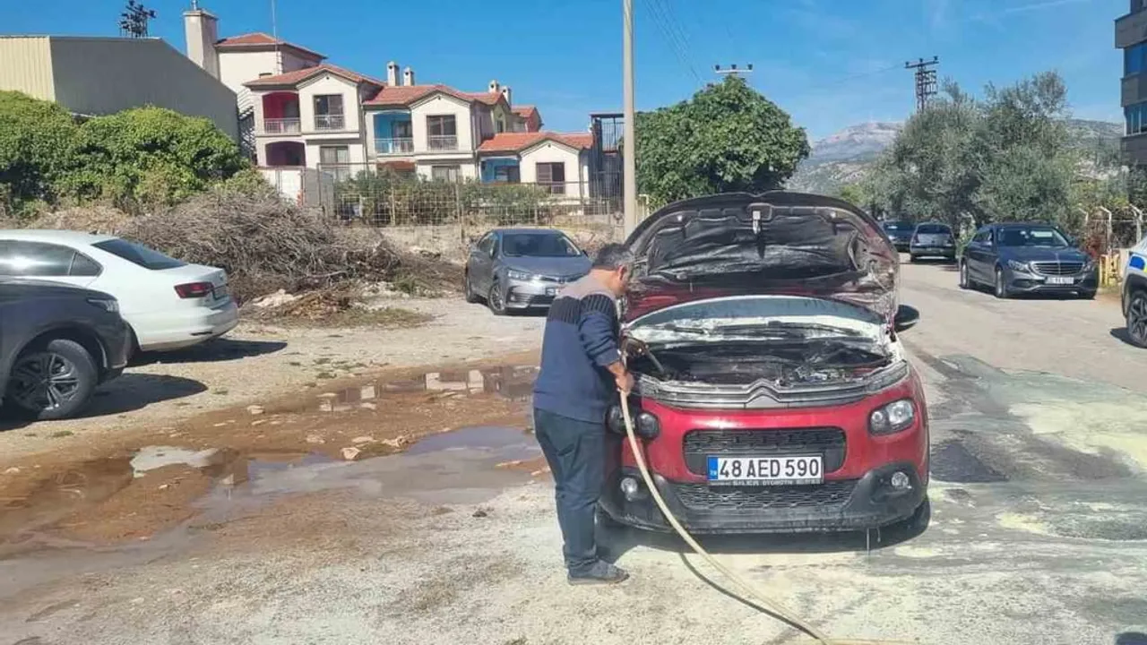 Muğla'da seyir halindeki otomobil vatandaşların müdahalesiyle söndürüldü