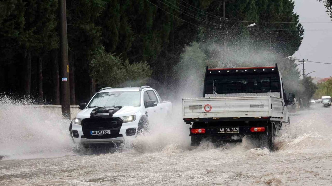 Muğla kıyılarında çok kuvvetli yağış: sel ve ulaşım riski yükseliyor
