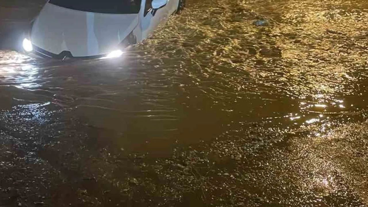 muğla menteşe'de yağış nedeniyle yol çöktü, araç çukura düşüp mahsur kaldı