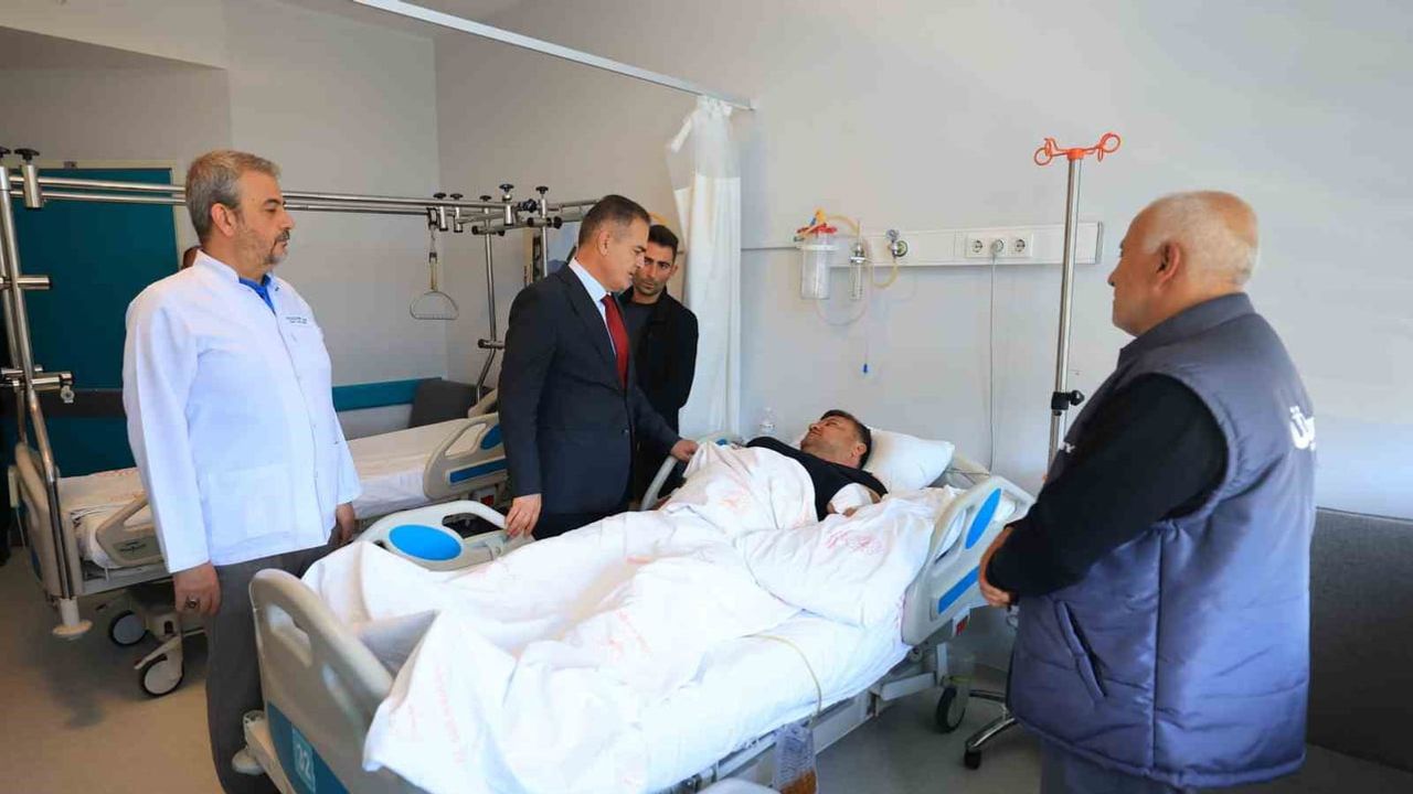 Muhtarlar günü'nde kaza geçiren muhtara vali Akbıyık'tan geçmiş olsun ziyareti