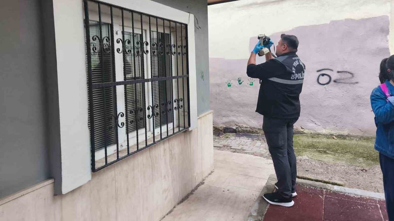 Muhtarlığın güvenlik kamerası bahçede bulundu: duvardan sökülmüştü