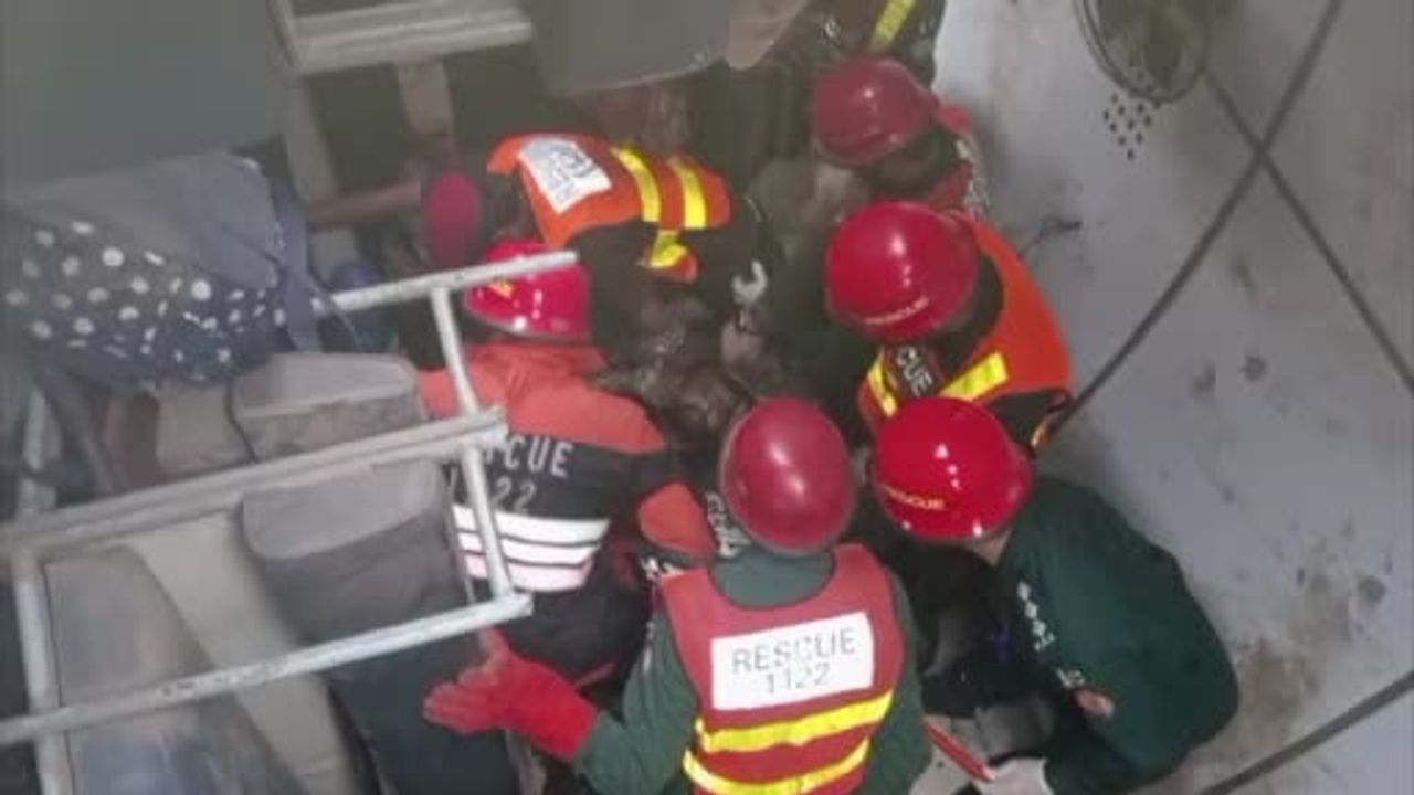 multan yakınlarında tren kazasında 14 vagon devrildi