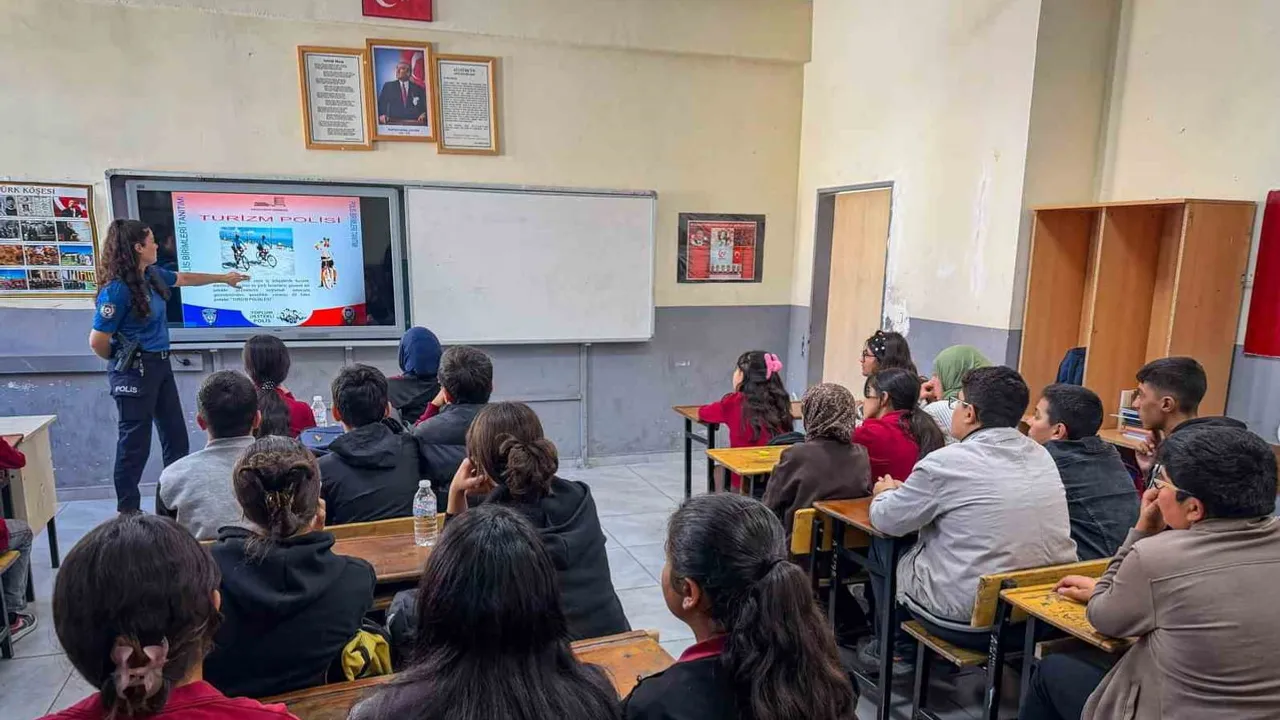 Muradiye'de öğrencilere polislik, trafik ve internet güvenliği eğitimi verildi
